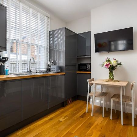 Contemporary Ground Floor Apartment - Town Centre With Parking! チェルトナム エクステリア 写真