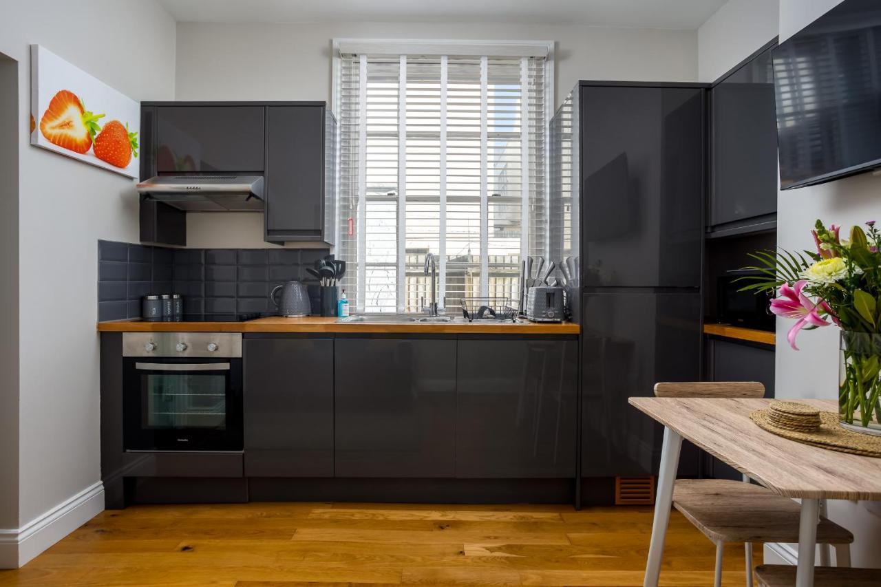 Contemporary Ground Floor Apartment - Town Centre With Parking! チェルトナム エクステリア 写真