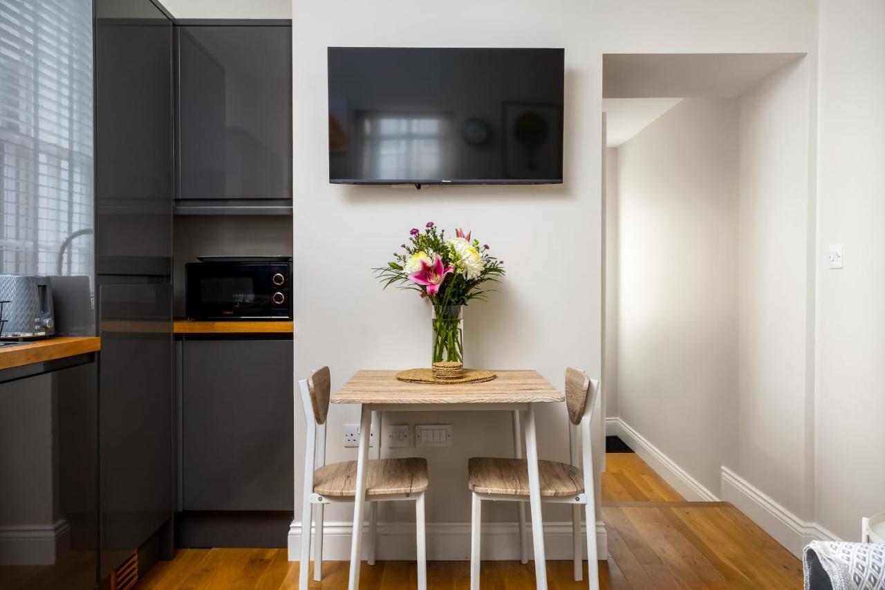 Contemporary Ground Floor Apartment - Town Centre With Parking! チェルトナム エクステリア 写真